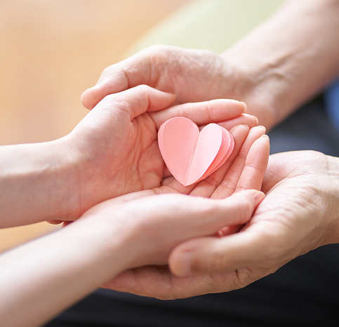 손바닥 위에 종이하트를 들고있는 사진